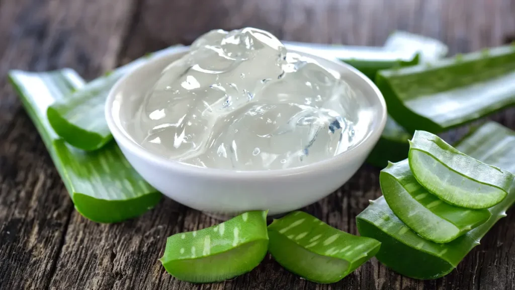 gel aloe vera in una ciotola e fettine di foglie di aloe evra