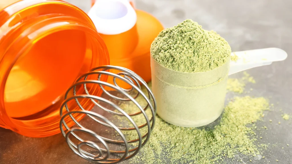 proteine semi di canapa nel misurino con shaker