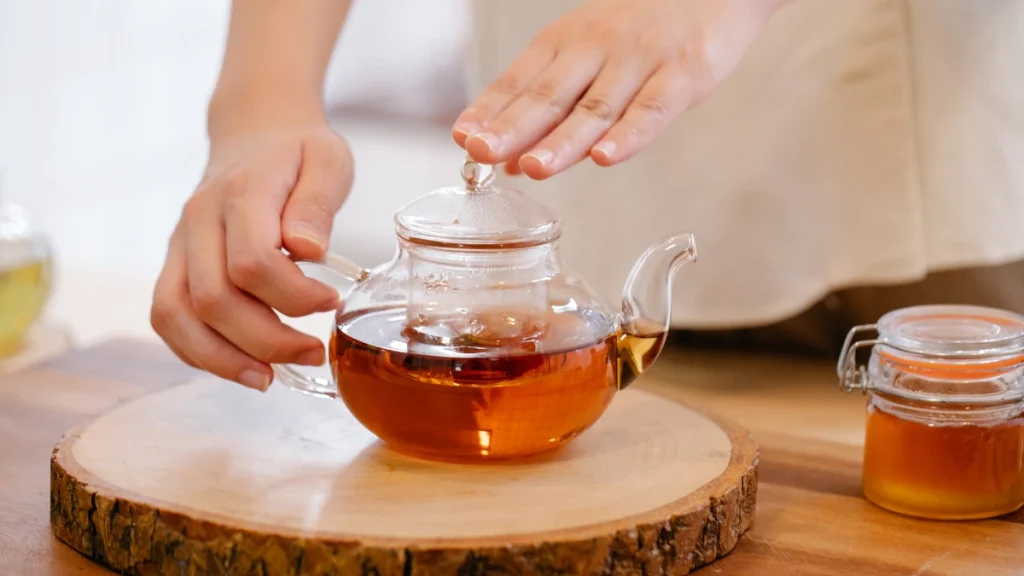 teiera con tisana rilassante