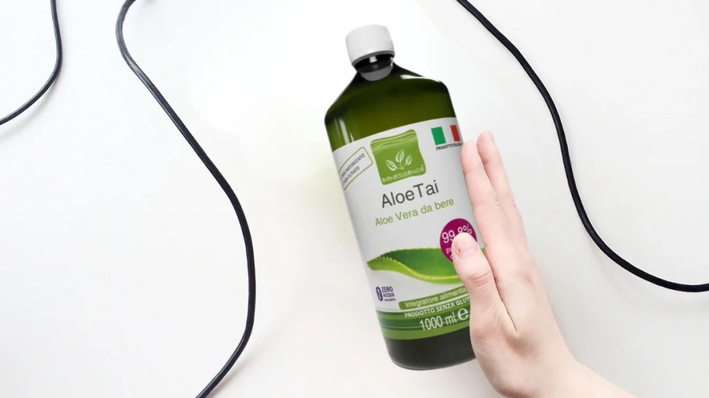 bottiglia di aloe vera da bere con azione detox